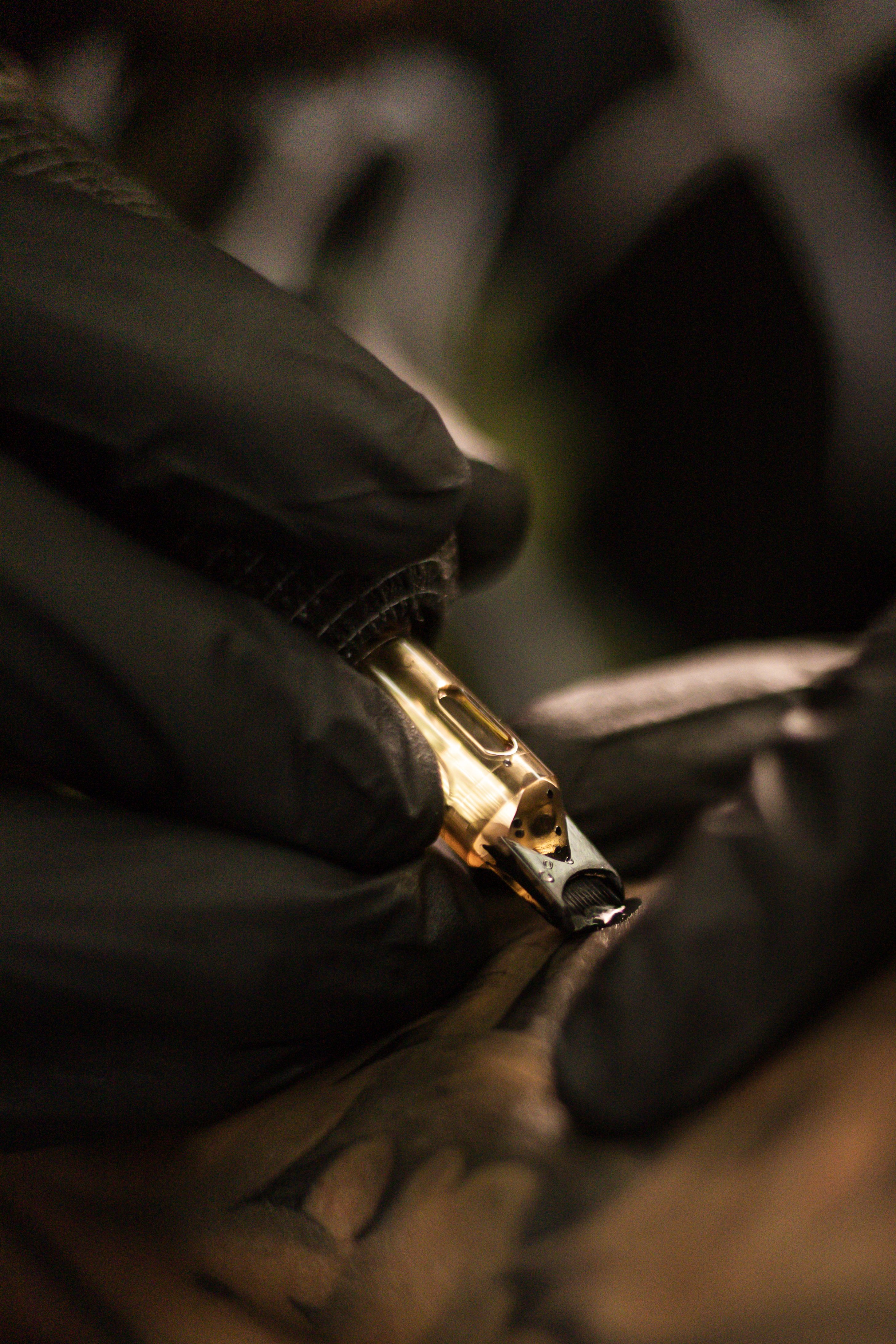 Detalle de una máquina de tatuaje durante el trabajo