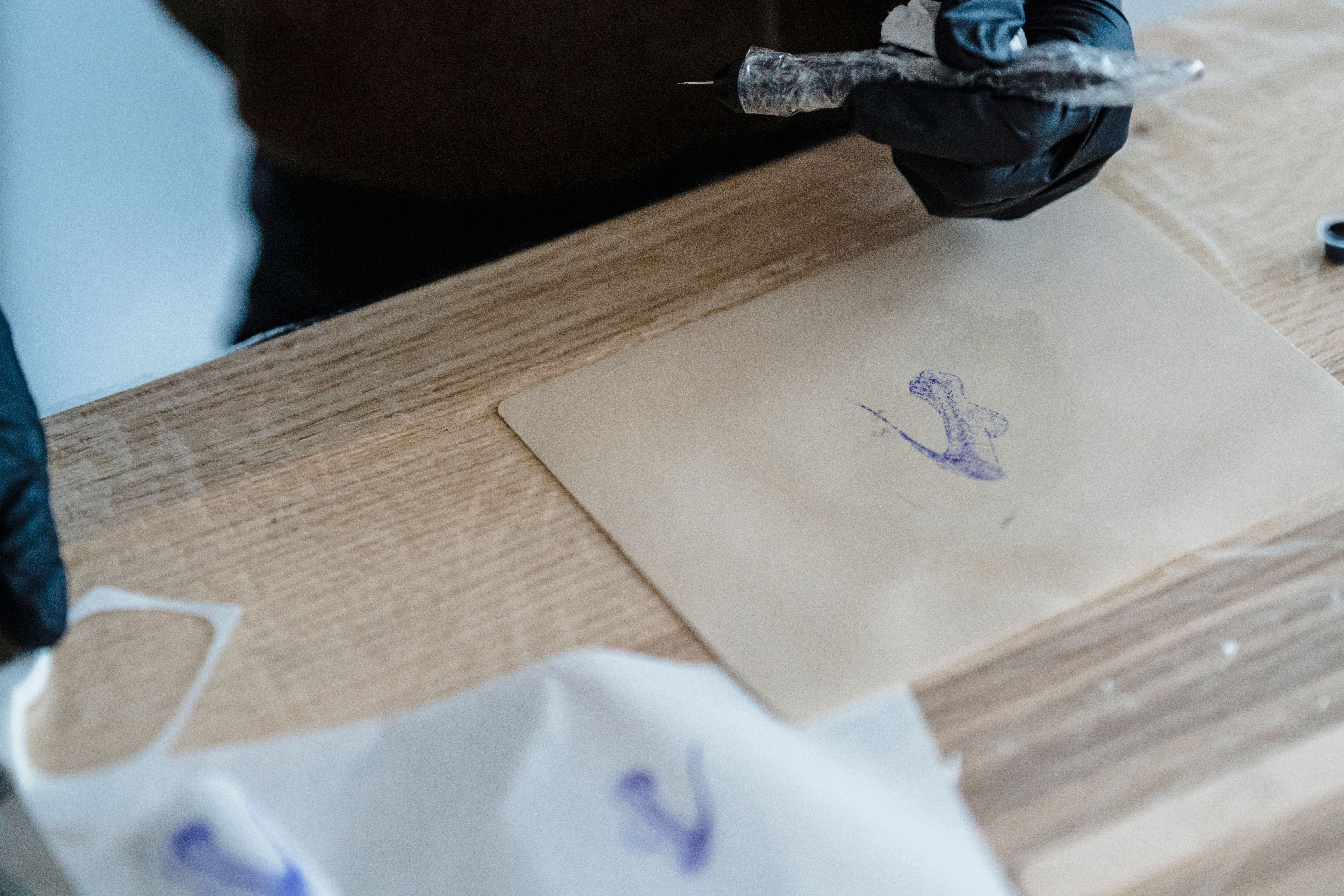 Práctica de tatuaje sobre piel sintética