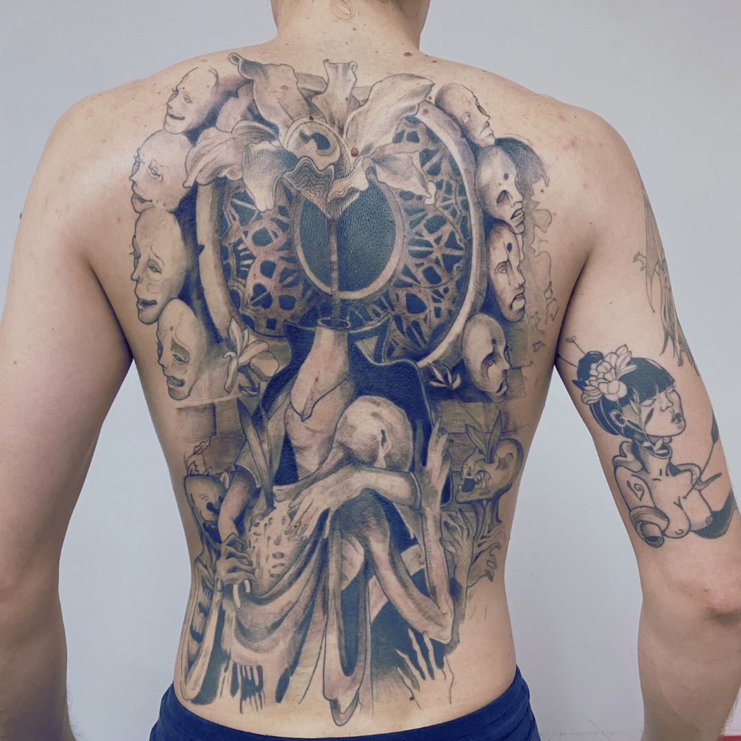 Tatuaje artístico en negro